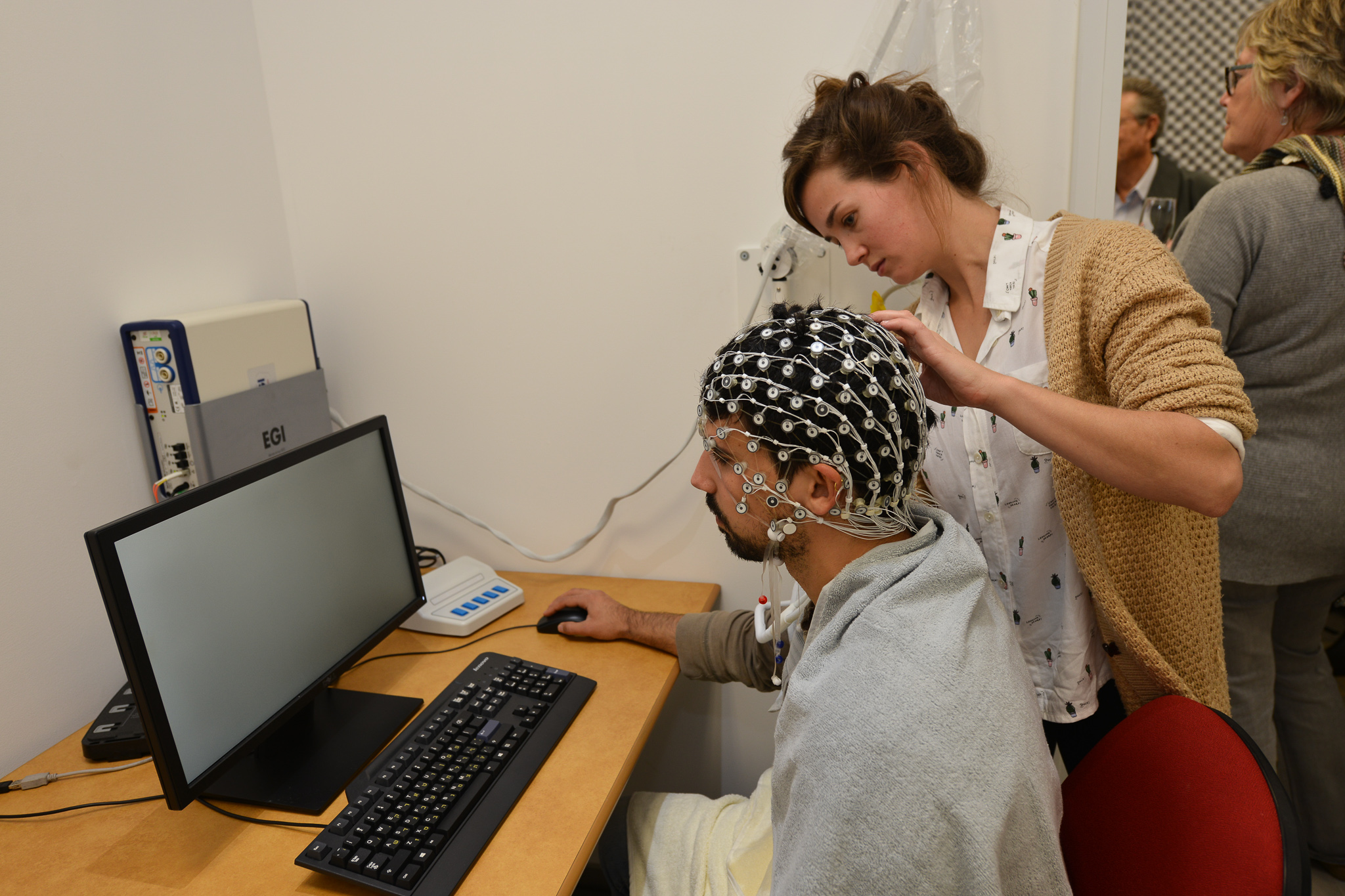 סטודנטים מתנסים במעבדת המחקר לחקר המוח במכללה האקדמית תל-חי