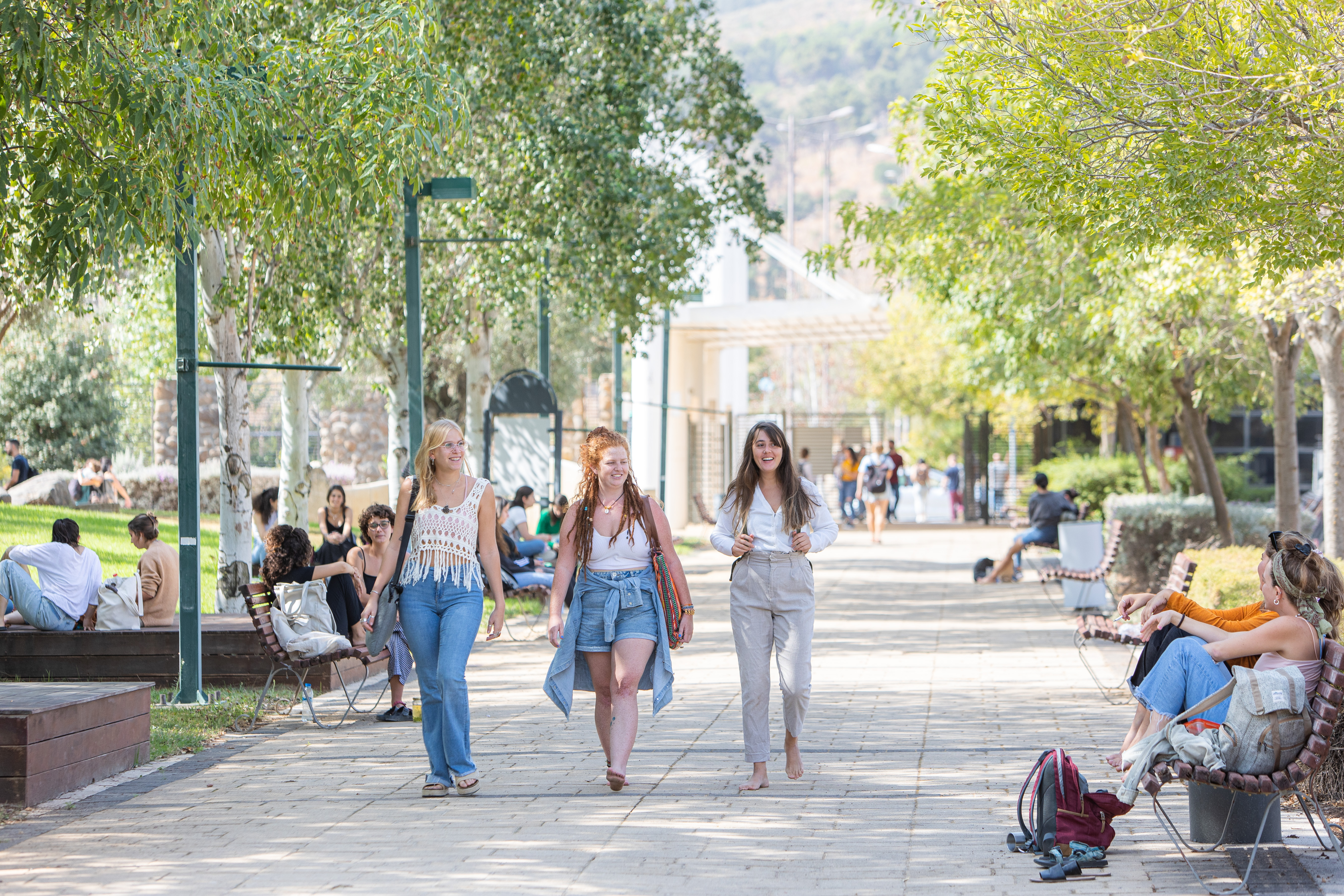 סטודנטיות צועדות בקמפוס במכללת תל-חי