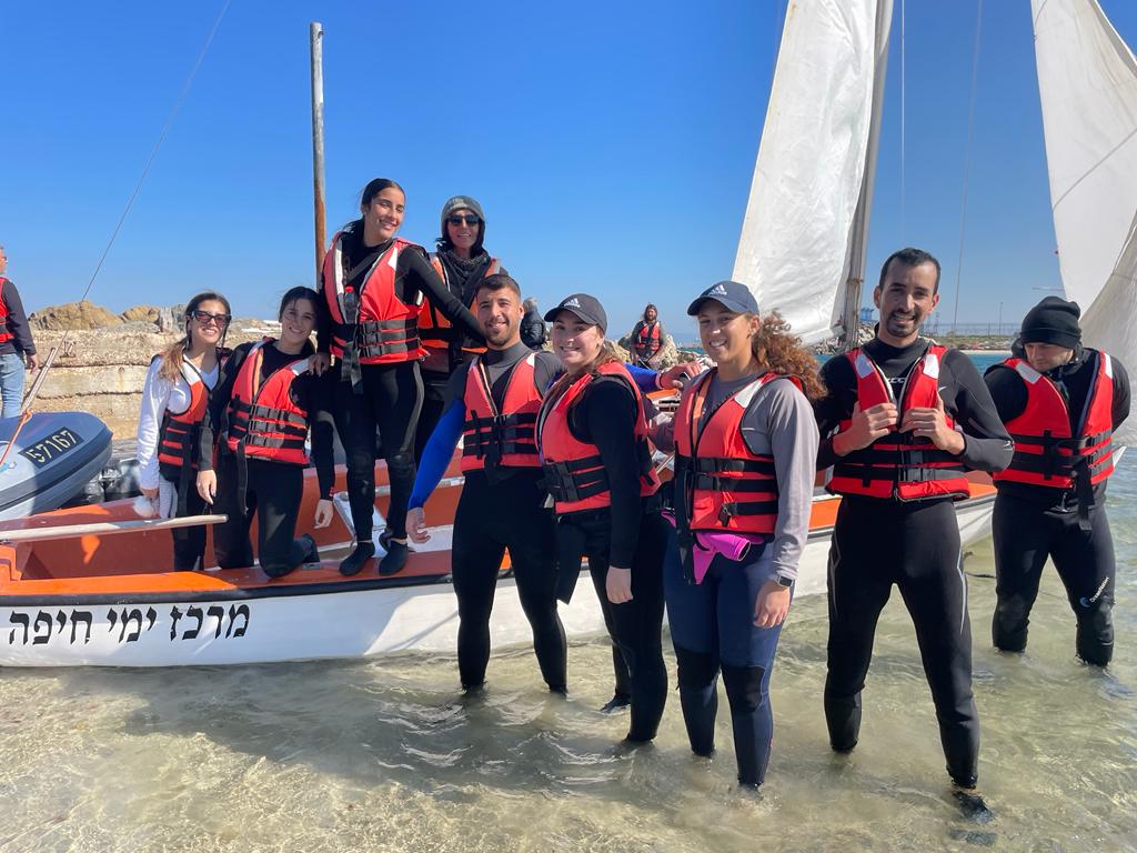סטודנטים מהאקדמית תל חי על סירה בים בחיפה
