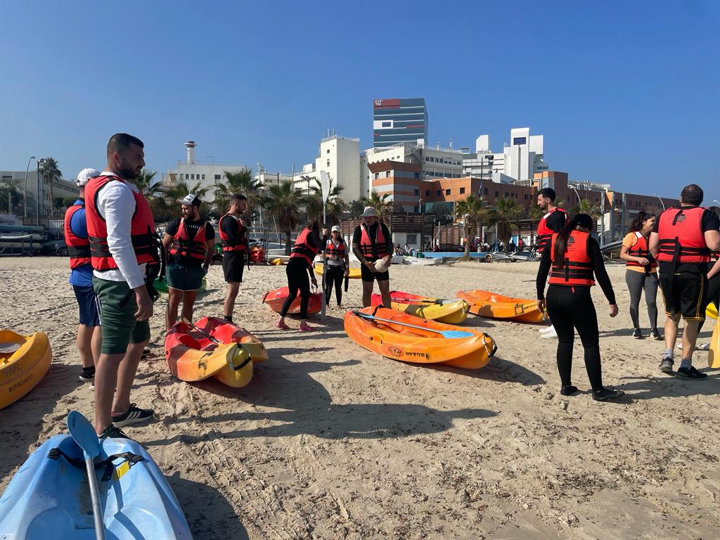 סטודנטים מהאקדמית תל ביום כיף בחוף השקט בחיפה