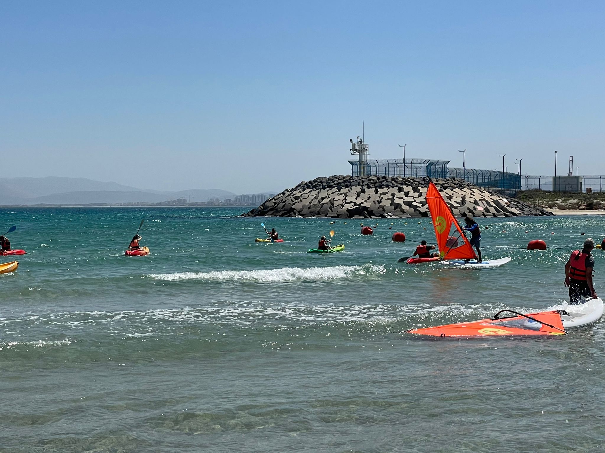סטודנטים מהאקדמית תל-חי גולשים בים התיכון