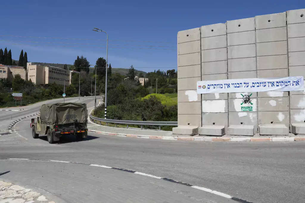 ג'יפ צבאי מול מכללת תל-חי. צילום: אייל מרגולין ג'יני