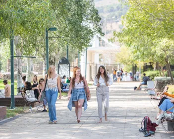 סטודנטיות צועדות בקמפוס במכללת תל-חי