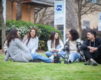 סטודנטים יושבים בדשא בקצרין