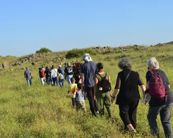 צועדים במסלול מעיין טובא