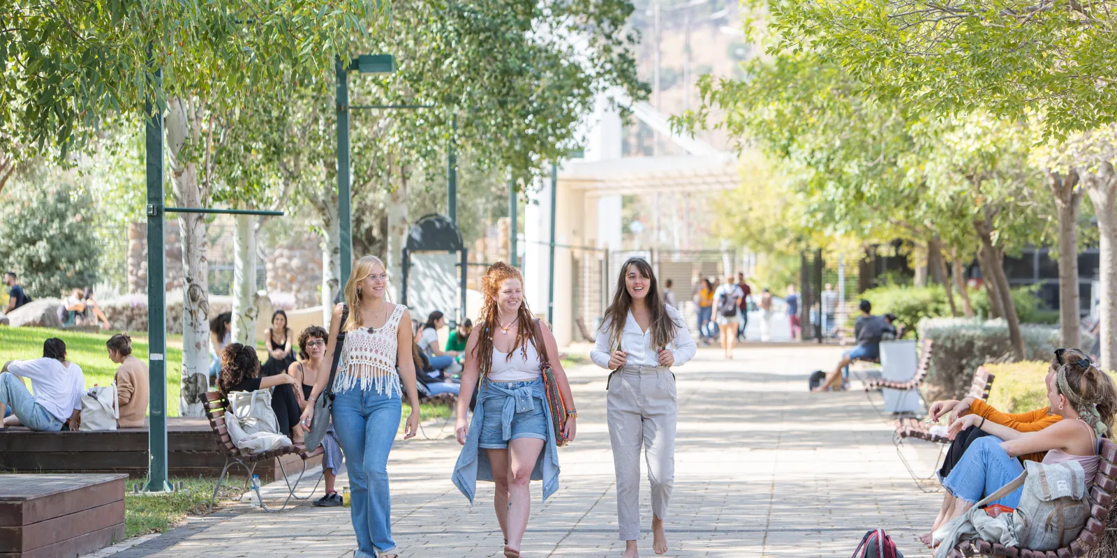 סטודנטיות צועדות בקמפוס במכללת תל-חי