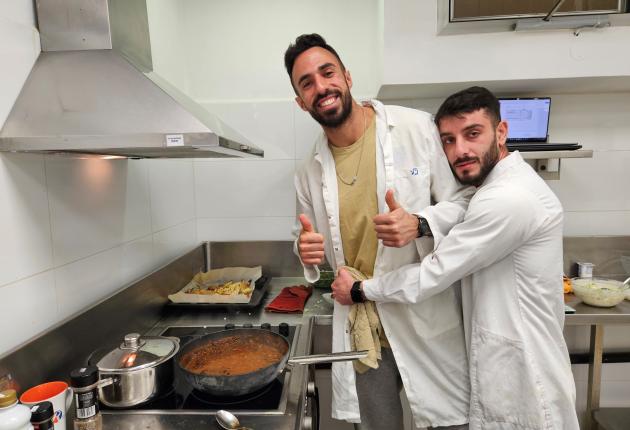 שני סטודנטים במהלך בישול במטבח הלימודי במכללה האקדמית תל-חי