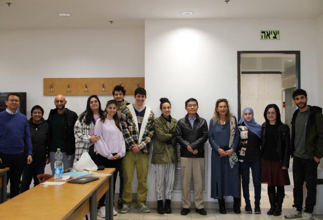 נספח מדע מנציגות טאיוואן באקדמית תל-חי יחד עם סטודנטים מהחוג ללימודי מזרח אסיה