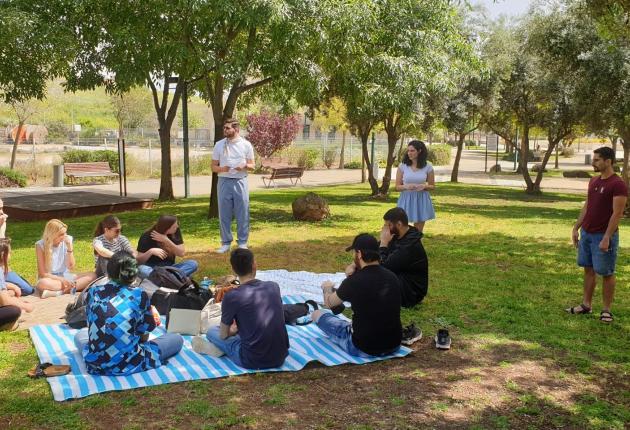 סטודנטים באקדמית תל-חי לומדים על הדשא